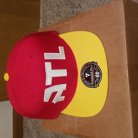 MITCHELL & NESS SIZE 7 FITTED HAT YELLOW RED RETRO THROWBACK ATLANTA HAWKS NBA - Picture 2 of 9